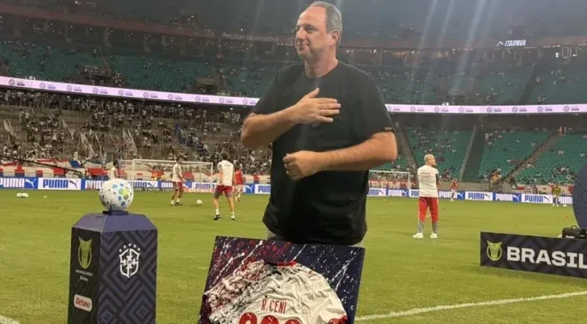 Rogério Ceni reecebe homenagem do Bahia por marca histórica de 200 jogos