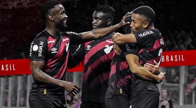 Com falhas de Santos, Vitória goleia Athletico-PR e segue na Copa do Brasil