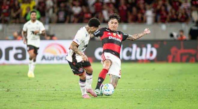 Vitória com time cheio de reservas é derrotado pelo Flamengo fora da casa e começa a se complicar no Brasileirão