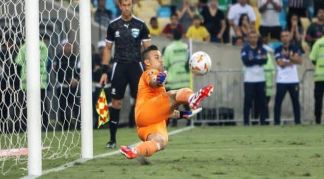 Fábio brilha nos pênaltis e Fluminense avança na Libertadores, São ´Paulo avança na Sula
