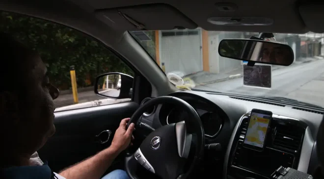 Ministro da Fazenda, analisa mudanças em crédito a motoristas de aplicativos