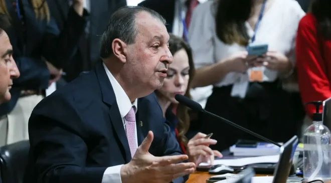 Relator da CCJ do Senado vota a favor da PEC do fim da escala 6×1