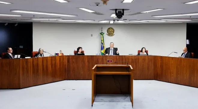Ministros Dino e Moraes defendem rediscutir dispensa de diploma para jornalista