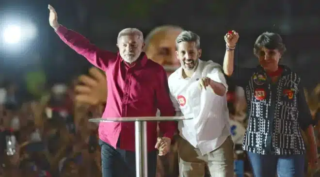 Lula diz que País não aceita político vira-lata e acusa Eduardo Bolsonaro de pedir intervenção de Trump