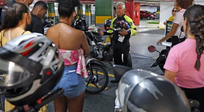 Transalvador orienta motociclistas sobre segurança viária durante ação no Center Lapa