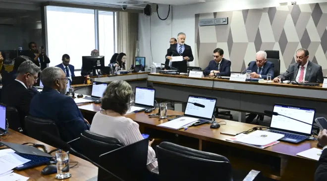 CCJ do Senado aprova PEC que acaba com jornada 6×1