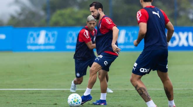 A forte chuva não atrapalhou a preparação do Bahia para o jogo de sábado, Everton treinou normalmente
