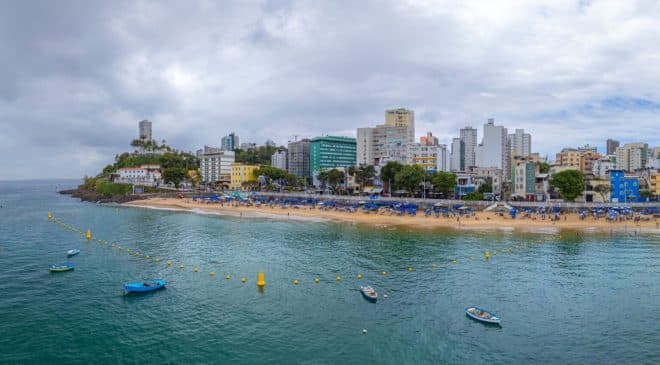nstalação de boias para delimitação de área exclusiva para banhistas no Porto da Barra é concluída e divide opiniões