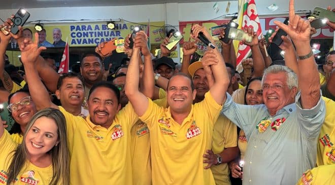 Roberto Carlos reúne apoiadores no lançamento da campanha em Salvador ao lado de Randerson Leal e Bacelar