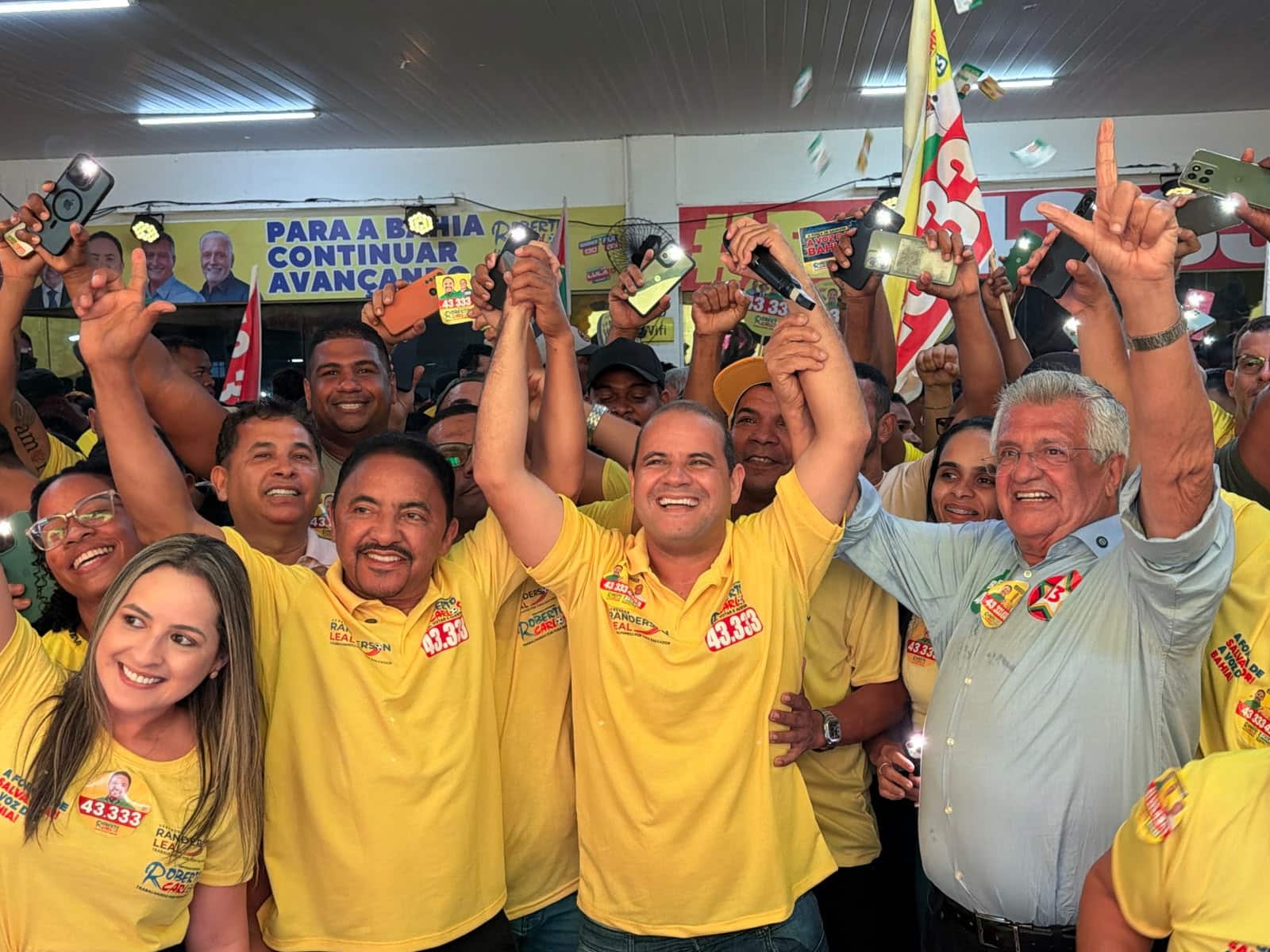 Roberto Carlos reúne apoiadores no lançamento da campanha em Salvador ao lado de Randerson Leal e Bacelar