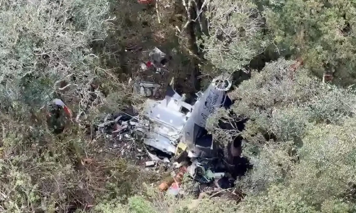 Bombeiros encontram destroços de helicóptero com cantor Rick. Confirmada a morte de todos a bordo