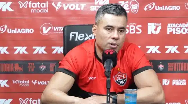 Jair Ventura deverá mudar o time do Vitória para enfrentar o Grêmio, nesta segunda no Barradão