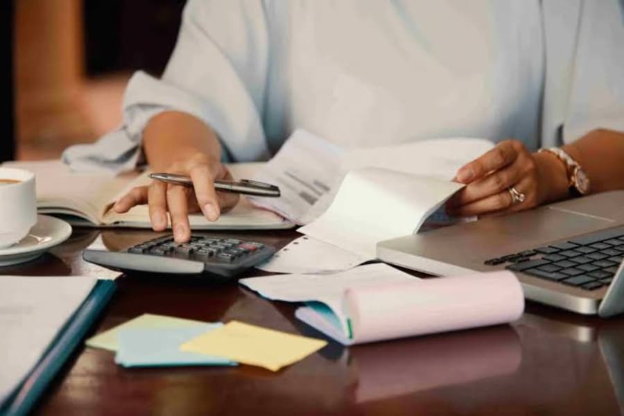 Endividamento atinge 82% das famílias pelo sétimo mês seguido, e inadimplência sobe em agosto, aponta CNC