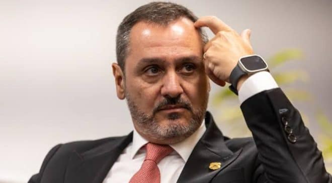 Fachin dá 72 horas para Mendonça responder a pedido da AGU contra afastamento de diretor da PF