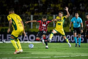 Vitória abre 2 a 0, mas cede empate  ao Mirassol no Brasileirão
