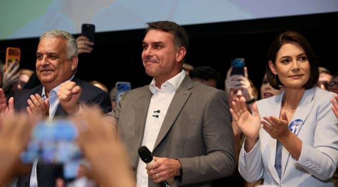 Eleções 2026: Flávio Bolsonaro recebe apoio de partidos e fala em mudar Constituição