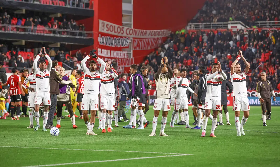 Flamengo sobrevive na Libertadores com empate sem gols na Argentina
