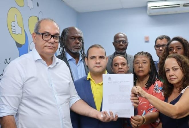 Carlos Muniz recebe pedido para abertura de CEI sobre falta de transporte no segundo turno das eleições