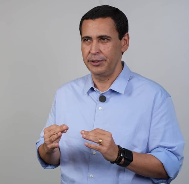 “Flávio foge da justiça. Foge da polícia. Foge da verdade”, critica secretário do PT