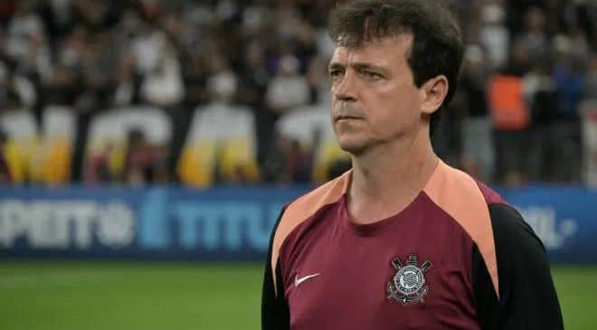 Corinthians demite Fernando Diniz após a sétima derrota seguida no Brasileirão, desta ez para o Inter