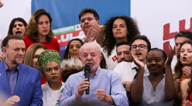 Eeleições 2026: Lula cobra Flávio Bolsonaro sobre apoio ao fim da escala 6×1